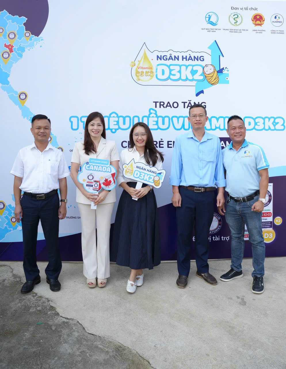 đb tham dự trao hỗ trợ Vitamin D3K2